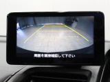 【バックカメラ】シフトを「R」の位置に入れると、自動的に画面がカメラ映像に切り替わり後方の視界をサポートする必須装備です!