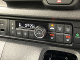【オートエアコン】一度お好みの温度に設定すれば、車内の温度を検知し風量や温度を自動で調整。暑い&hellip;寒い&hellip;と何度もスイッチ操作をする必要はありません。快適な車内空間には必須の機能ですね♪