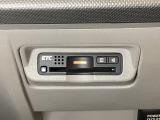 エアコン操作パネルの下にETCがついています。高速道路の料金所の通過も楽々です!。カードの取り出しもしやすい場所についています。