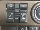 【両側パワースライドドア】両側がパワースライドドアになっており、運転席のスイッチやスマートキーでも開閉が可能です!開口部も広いので乗り降りも楽々♪