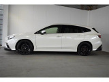スバルの4WD(AWD)は直進安定性に優れ、日常走行から高速走行まで、さまざまなシーンで安心感に満ちた走りが愉しめます。それは悪路や泥道など左右のタイヤの路面状況が異なるシーンでも変わりません。