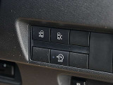 運転席の右側にはアイドリングストップ、ハンズフリーオートスライドドア等のスイッチがあります。