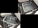 助手席シート下部には車検証等が入るスペースがあります