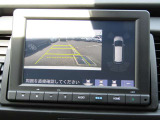 ■バックカメラ■ガイドラインが表示されるので、バック駐車が苦手な方でも安心です!ギアをリバースに入れれば自動的に切り換わりますので、面倒な操作も不要です♪狭い駐車場もお車を傷つけず安心ですね!