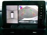 アラウンドビューモニター。空の上から見下ろすような視点でスムース駐車。