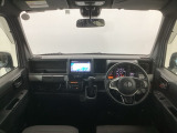 【前方視界】開放的な前方視界!運転がしやすく疲れにくいです♪窓が大きく、見通しがとっても良いおクルマですよ♪