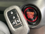 【Hondaスマートキー】カバンやポケットに入れたままでもドアの施錠・解錠が可能なスマートキーを装備。エンジンのオン・オフ時もカギを取り出す必要が無いからとっても便利です♪