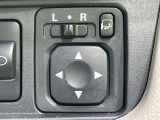【電動格納ミラー】サイドミラーは電動格納式となっており、狭い駐車場でもキズがつくリスクを抑えられます。