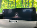 【12.3インチマツダコネクト】車内の雰囲気にマッチした大型ディスプレイ。スマホ接続でのナビ使用やBluetooth再生等、様々な機能が楽しめます。直感的なダイヤル操作が可能で、使い勝手も良好です。