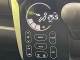 【オートエアコン】一度お好みの温度に設定すれば、車内の温度を検知し風量や温度を自動で調整。暑い&hellip;寒い&hellip;と何度もスイッチ操作をする必要はありません。快適な車内空間には必須の機能ですね♪