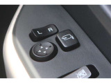 電動格納ミラー! スイッチひとつでミラーを畳めます。