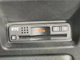 【ETC】有料道路を利用する際に料金所で停止することなく通過できる、ETC車載器(ノンストップ自動料金収受システム機器)が装備されています。セットアップを行うことで利用可能になります。