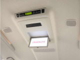【電動後席モニター】プレミアムサウンド専用!電動開閉後席フリップダウンモニターです。5.1chサウンド、18スピーカーの専用音響システムとなり、人気の装備になります。