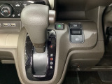 CVT車のセレクトレバーです。低速から高速まで、変速ショックのないスムーズな走りと、エンジン効率のよい領域を維持して燃費にも貢献します。サイドブレーキはスイッチ操作の電子制御パーキングブレーキです。