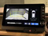 リバースギアに入れるだけで後方の表示へ切り替わります。夜間や雨の日の駐車も楽になりますよ。