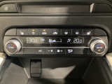 温度の設定のみで快適な風量やモードなどを自動調整してくれるフルオートエアコンを装備!運転席側、助手席側で左右独立して温度調節も可能です!
