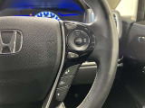 ステアリングスイッチ付きで、運転中に視線を前に向けたまま操作できます。