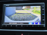 リアワイドカメラシステム!従来の視野に加えて、後方側方を約180&deg;まで見えるワイドビューと、後方を真上から見たような視野で駐車時などに便利なトップダウンビューの3つの視野があります!