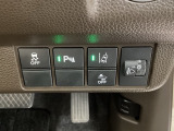 衝突の危険がある時に警告してくれる衝突軽減ブレーキ。車線を外れそうな時に警告し、ステアリング制御してくれる路外逸脱制御機能搭載!