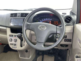 運転席まわりです。 各操作スイッチは使いやすい位置に配置されてます。
