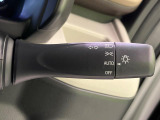 【オートライト】周りの明るさに応じて自動でヘッドライトの点灯・消灯ができる機能です!ライトの付け忘れ・消し忘れなどが無くなり、雨の日や夕方の走行も安心!トンネル通過時も便利ですね♪