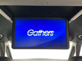 天井にリア席モニターが付いています。ナビゲーションで再生しているDVD等の映像を、後部座席の方にご覧いただくことができます。お子様にも大人気です。