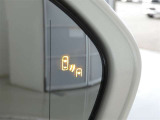 ブラインドスポットモニター装備。隣車線を走る車両を検知。ドアミラーでは確認しにくい後方、側方エリアに存在する車両や急接近してくる車両も検知しドアミラーに搭載されたLEDインジケーターが点灯します。