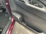 運転席と助手席のドアポケットには500mlのペットボトルが入るドリンクホルダーが有ります。