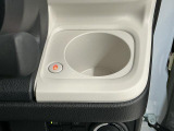 【ホッとカップホルダー】ホットドリンクをちょうどいい温度でキープしてくれる保温機能付きのカップホルダーです。冬の寒い日でも快適なドライブを♪