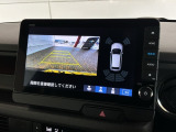 リバースギアに入れるだけで後方の表示へ切り替わります。夜間や雨の日の駐車も楽になりますよ。