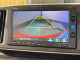 リバースギアに入れるだけで後方の表示へ切り替わります。夜間や雨の日の駐車も楽になりますよ。