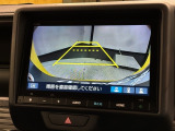リバースギアに入れるだけで後方の表示へ切り替わります。夜間や雨の日の駐車も楽になりますよ。