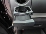 カップホルダーは運転席や助手席からちょうど手の届く位置です!!