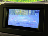 【バックカメラ】駐車時に後方がリアルタイム映像で確認できます。大型商業施設や立体駐車場での駐車時や、夜間のバック時に大活躍!運転スキルに関わらず、今や必須となった装備のひとつです!