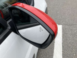 ブラインドスポットモニター付きですので死角に車両がいるとオレンジに光って知らせてくれます。
