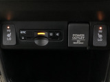 前席の左右別々のシートヒータースイッチが付いています。HiとLoの2段階で温度設定ができます。スイッチの間にはアクセサリーソケットとETCがついており、高速道路の料金所の通過も楽々です!。