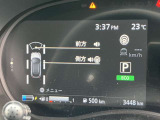 スピードメーター上に運転をサポートする様々な情報を表示してくれます。