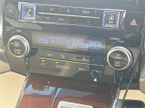 【左右独立型フルオートエアコン】運転席と助手席でそれぞれお好みの温度に設定可能。同乗者にも配慮した、快適な空調をお届け致します。
