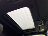 【サンルーフ】開放感たっぷりの希少装備、サンルーフが装着されています!車内に明かりを取り入れたり景色を楽しむ以外にも、車内の空気も簡単に換気できて快適です!
