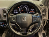 運転にかかわる様々な操作を安全に行えるように視点移動が少なく操作性に配慮されたスイッチ類が凝縮されたコクピットです。