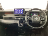 車内は光触媒抗菌消臭施工済です。インパネ周りはスタイリッシュなデザインで機能や装備も充実しています。グローブボックスやカップホルダーのほかにトレーなどたくさんの収納スペースが付いています。