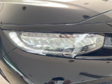 【LEDヘッドライト】悪天候や夜間走行時も良好な視界を確保し安心して運転できる高輝度LEDヘッドライトを装備!点灯速度が早く、消費電力も抑えられています。