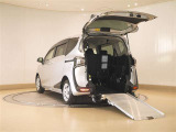 車いすに乗ったまま乗り降りできるスロープを装備したウェルキャブ車!