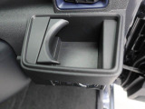 カップホルダーは運転席や助手席からちょうど手の届く位置です!!