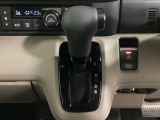 CVT車のセレクトレバーです。低速から高速まで、変速ショックのないスムーズな走りと、エンジン効率のよい領域を維持して燃費にも貢献します。サイドブレーキはスイッチ操作の電子制御パーキングブレーキです。
