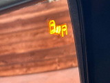 【ブラインドスポットモニター】走行中、ドアミラーの死角になりやすい箇所に後続車が接近するとサイドミラーのレンズに警告を表示!ドライバーに注意喚起をしてくれます。