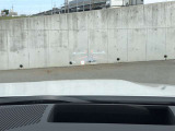 HUD: ヘッドアップディスプレイはドライバーが前方に集中できるよう、ナビや車速情報をフロントガラスに投影するシステムです。