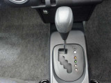 シンプルで操作性の良いフロアシフトです。