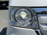【LEDヘッドライト】悪天候や夜間走行時も良好な視界を確保し安心して運転できる高輝度LEDヘッドライトを装備!点灯速度が早く、消費電力も抑えられています。