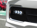 LEDヘッドライト&LEDフォグランプ搭載でしっかり明るく照らしてくれるので、夜間走行や不慣れな道でも安心です。